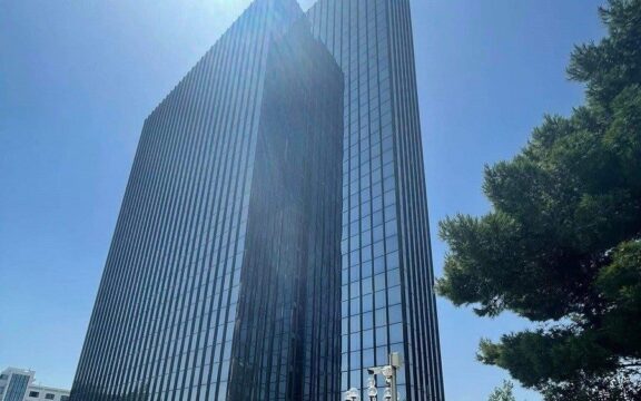 Πλειστηριασμοί: Στο σφυρί τα ασημικά της Μπάμπης Βωβός