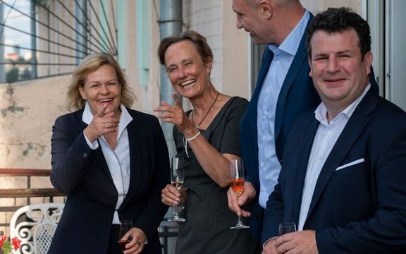 Η Ευρώπη “ματώνει” και οι Γερμανοί αξιωματούχοι πίνουν σαμπάνιες με τον δήμαρχο στο Κίεβο