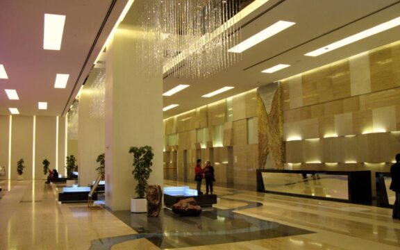 Κόκκινα δάνεια: Αυτοί θα κονταροχτυπηθούν για τα 72 ξενοδοχεία που βγάζει στο σφυρί η Intrum