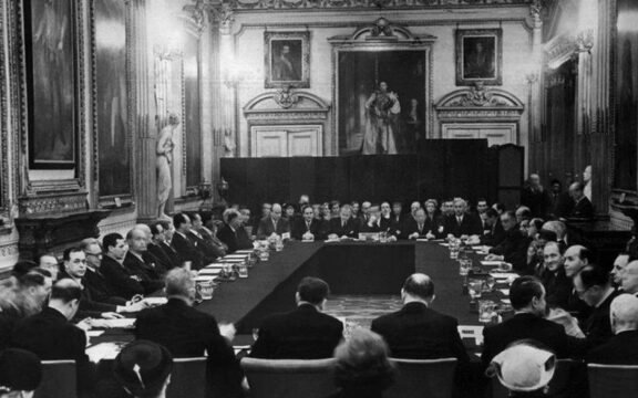 Έτσι “ανέστησαν” τη Γερμανία: Όταν κούρευαν το γερμανικό χρέος με ελληνική υπογραφή