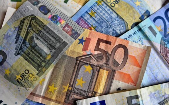 Η ώρα της Εφορίας για τα αναδρομικά μισθωτών και συνταξιούχων