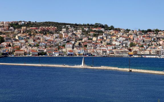 Εφορία: Του είπαν ότι θα του κλείσουν το μαγαζί γιατί δεν κόβει αποδείξεις και αυτός ξυλοφόρτωσε τους εφοριακούς
