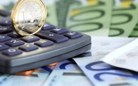 ΑΑΔΕ: Βάζει στο στόχαστρο τα κρυφά εισοδήματα