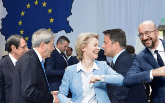 Δύση: Η “Λέσχη Ηλιθίων” που μας οδηγεί στον γκρεμό