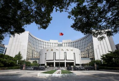 Κόντρα στο ρεύμα η Κίνα: Mείωσε τα βασικά επιτόκια δανεισμού για να φέρει ανάπτυξη