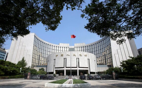 Κόντρα στο ρεύμα η Κίνα: Mείωσε τα βασικά επιτόκια δανεισμού για να φέρει ανάπτυξη