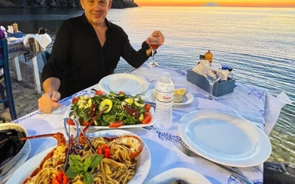 Τάσος Δούσης: Η Βίβλος του απαράδεκτου πελάτη