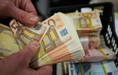 Εφορία: Έλεγχοι καταθέσεων σε όσους δώρισαν μετρητά