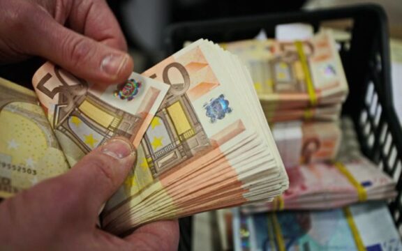 Εφορία: Έλεγχοι καταθέσεων σε όσους δώρισαν μετρητά