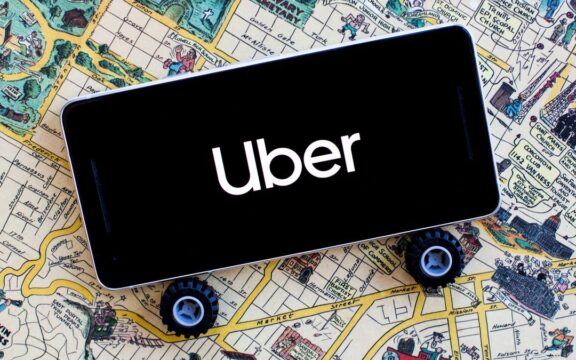 Uber: Τα ρομπότ οδηγούν τους διανομείς στην ανεργία
