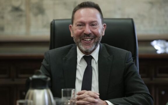 Αύξηση επιτοκίων από την ΕΚΤ: Το μέγα δώρο για κέρδη μαμούθ από τις τράπεζες και οι τραπεζίτες-«περιστέρες»