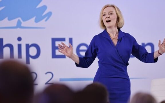 Η Βρετανία «παγώνει» τους λογαριασμούς ρεύματος μέχρι το 2024