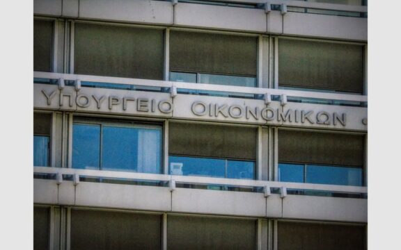 Κράτος-ληστής: Συνεχίζει να χρεώνει χαρτόσημο στα επιχειρηματικά δάνεια παρότι έχει καταργηθεί εδώ και 36 χρόνια